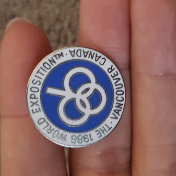 EXPO86 44 pins memorabilia including USSR navy, usa pin and official 86 pin - Picture 5 of 8